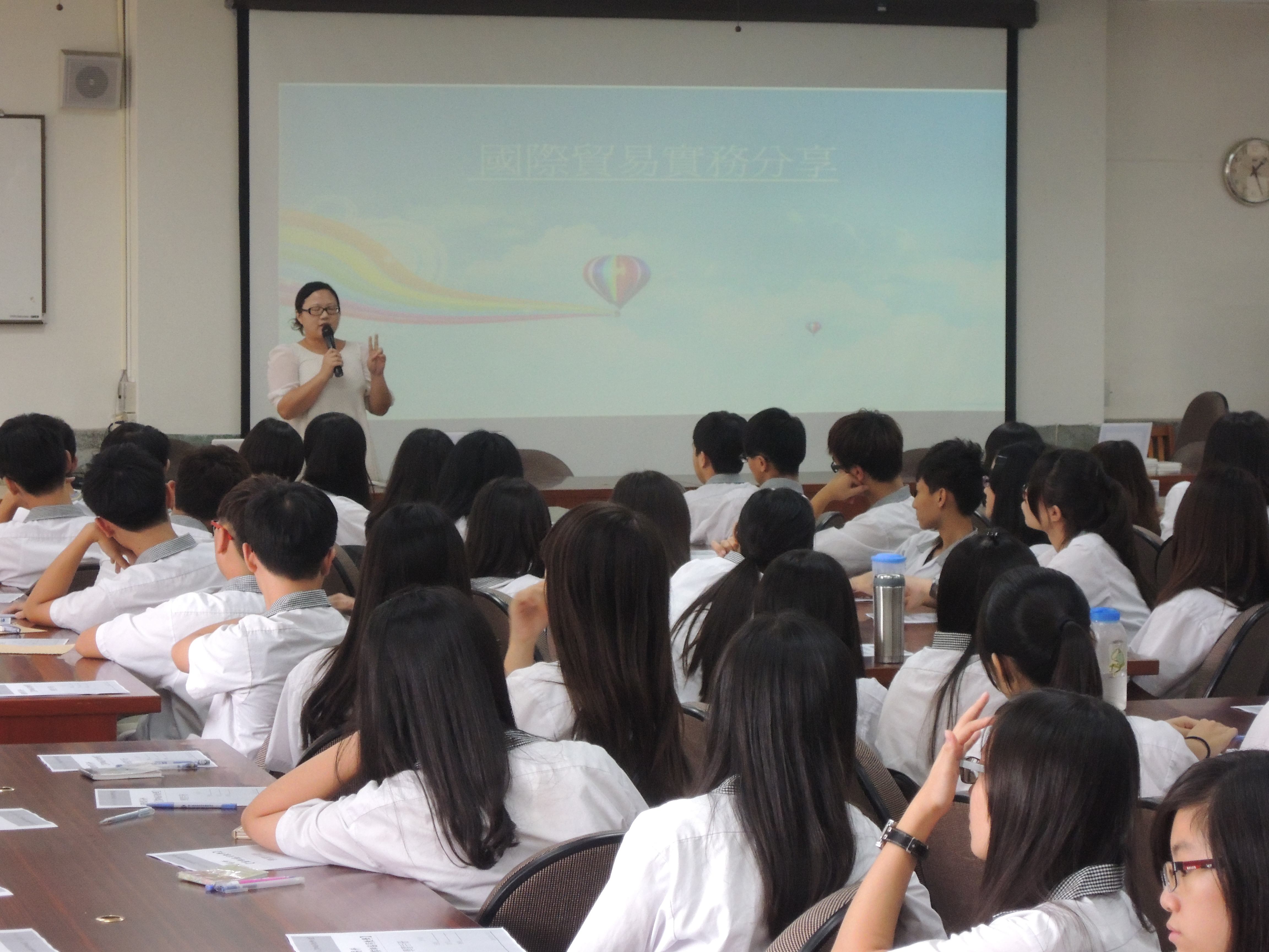 103.10.8 國貿科業師 陳肖樺(蝶謹拍) 103.10.8 國貿科業師 陳肖樺(蝶謹拍)